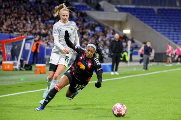 Lyon, Frankreich: 02. April 2026 - UEFA Women™s Champions League - Viertelfinale - Rückspiel - OL Lyonnes vs. VfL Wolfsburg Frauen Im Bild: v.li. im Zweikampf Vivien Endemann (VfL) und Ashley Lawrence (OL Lyonnes) Copyright: HMBxMedia MadeleinexFantini