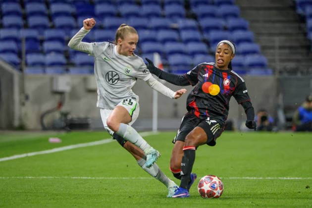Lyon, Frankreich: 02. April 2026 - UEFA Women™s Champions League - Viertelfinale - Rückspiel - OL Lyonnes vs. VfL Wolfsburg Frauen Im Bild: v.li. im Zweikampf Vivien Endemann (VfL) und Ashley Lawrence (OL Lyonnes) Copyright: HMBxMedia MadeleinexFantini