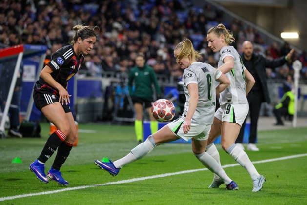 Lyon, Frankreich: 02. April 2026 - UEFA Women™s Champions League - Viertelfinale - Rückspiel - OL Lyonnes vs. VfL Wolfsburg Frauen Im Bild: v.li. im Zweikampf Korbin Shrader (OL Lyonnes), Janina Minge (VfL) und Sarai Linder (VfL) Copyright: HMBxMedia MadeleinexFantini