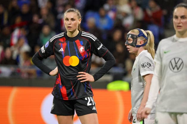 Lyon, Frankreich: 02. April 2026 - UEFA Women™s Champions League - Viertelfinale - Rückspiel - OL Lyonnes vs. VfL Wolfsburg Frauen Im Bild: v.li. Jule Brand (OL Lyonnes) und Thea Bjelde (VfL) Copyright: HMBxMedia MadeleinexFantini