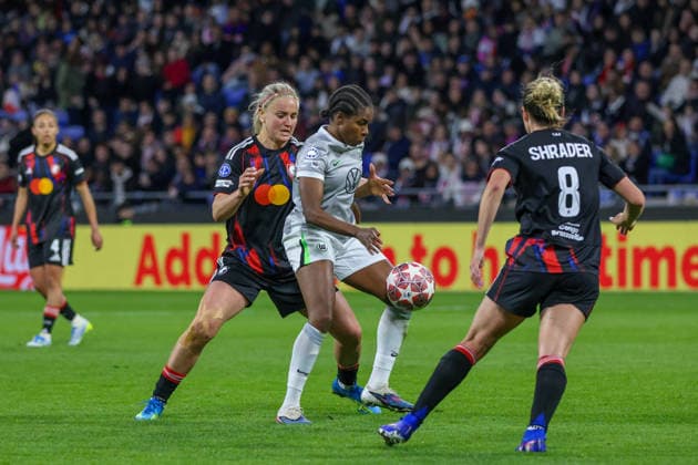 Lyon, Frankreich: 02. April 2026 - UEFA Women™s Champions League - Viertelfinale - Rückspiel - OL Lyonnes vs. VfL Wolfsburg Frauen Im Bild: v.li. im Zweikampf Lindsey Heaps (OL Lyonnes), Lineth Beerensteyn (VfL) und Korbin Shrader (OL Lyonnes) Copyright: HMBxMedia MadeleinexFantini