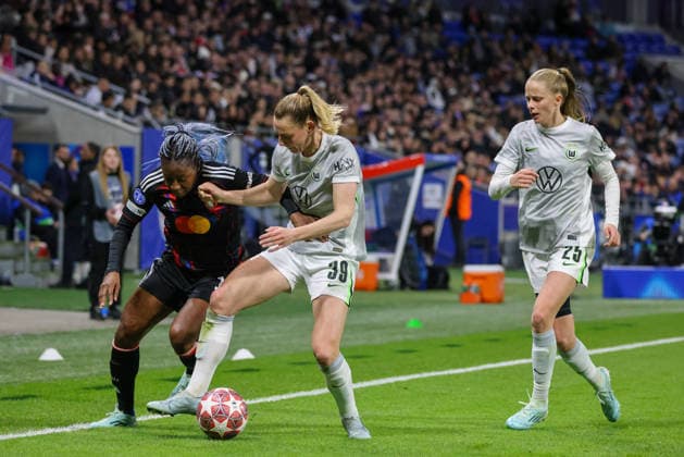 Lyon, Frankreich: 02. April 2026 - UEFA Women™s Champions League - Viertelfinale - Rückspiel - OL Lyonnes vs. VfL Wolfsburg Frauen Im Bild: v.li. im Zweikampf Kadidiatou Diani (OL Lyonnes), Sarai Linder (VfL) und Vivien Endemann (VfL) Copyright: HMBxMedia MadeleinexFantini