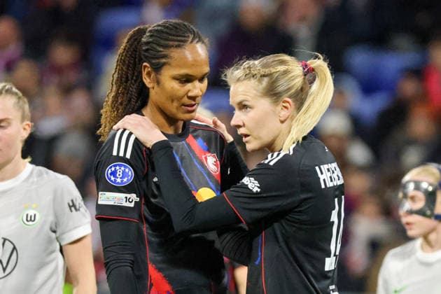 Lyon, Frankreich: 02. April 2026 - UEFA Women™s Champions League - Viertelfinale - Rückspiel - OL Lyonnes vs. VfL Wolfsburg Frauen Im Bild: v.li. Wendie Renard (Ol Lyonnes) und Ada Hegerberg (OL Lyonnes) Copyright: HMBxMedia MadeleinexFantini