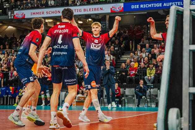 Volleyball Herren CEV Cup 2026 Halbfinale SVG Lüneburg vs. VC Greenyard MAASEIK 02.04.2026 Axel Larsen ( 18 SVG Lüneburg) jubelt mit dem Team