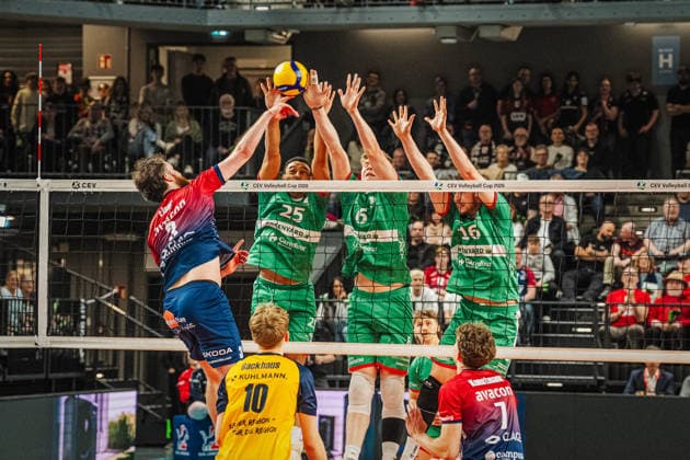 Volleyball Herren CEV Cup 2026 Halbfinale SVG Lüneburg vs. VC Greenyard MAASEIK 02.04.2026 Jesse Elser ( 3 SVG Lüneburg) gegen den Block von Eliot De Vleeschhauwer ( 25 Greenyard Maaseik), Joppe Wolters ( 6 Greenyard Maaseik) und Matous Drahonovsky ( 16 Greenyard Maaseik)