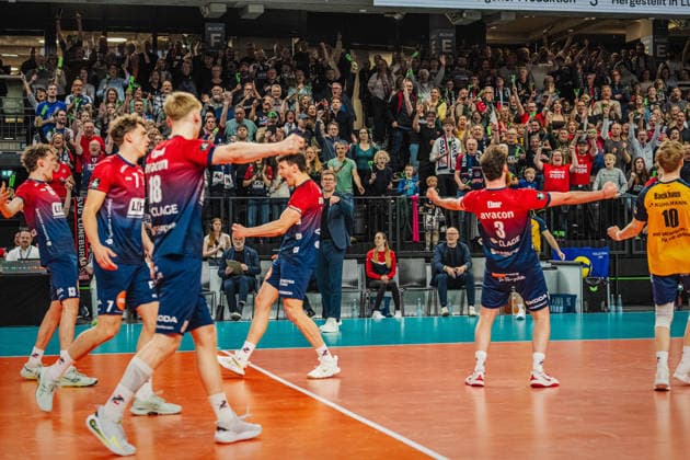 Volleyball Herren CEV Cup 2026 Halbfinale SVG Lüneburg vs. VC Greenyard MAASEIK 02.04.2026 Die Mannschaft der SVG Lüneburg jubelt nach dem Sieg gegen Maaseik