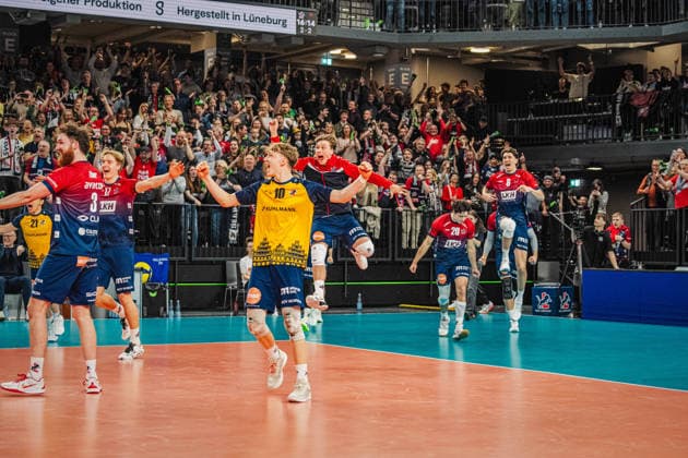 Volleyball Herren CEV Cup 2026 Halbfinale SVG Lüneburg vs. VC Greenyard MAASEIK 02.04.2026 Die Mannschaft der SVG Lüneburg jubelt nach dem Sieg gegen Maaseik