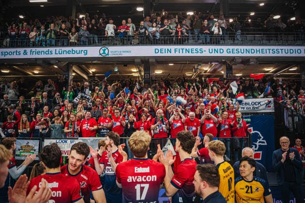 Volleyball Herren CEV Cup 2026 Halbfinale SVG Lüneburg vs. VC Greenyard MAASEIK 02.04.2026 Die Mannschaft jubelt den Fans nach dem Sieg zu