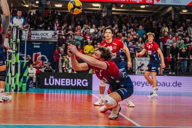 Volleyball Herren CEV Cup 2026 Halbfinale SVG Lüneburg vs. VC Greenyard MAASEIK 02.04.2026 Santeri Välimaa ( 12 SVG Lüneburg) rettet den Ball