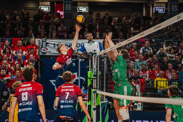 Volleyball Herren CEV Cup 2026 Halbfinale SVG Lüneburg vs. VC Greenyard MAASEIK 02.04.2026 Axel Larsen ( 18 SVG Lüneburg) gegen den Doppelblock von Maaseik