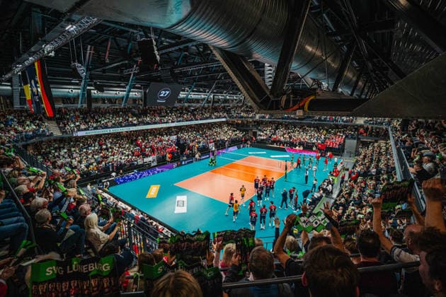 Volleyball Herren CEV Cup 2026 Halbfinale SVG Lüneburg vs. VC Greenyard MAASEIK 02.04.2026 Die ausverkaufte LKH Arena feiert einen Block der SVG Lüneburg