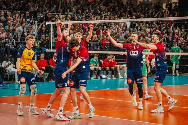 Volleyball Herren CEV Cup 2026 Halbfinale SVG Lüneburg vs. VC Greenyard MAASEIK 02.04.2026 Die Mannschaft der SVG Lüneburg jubelt