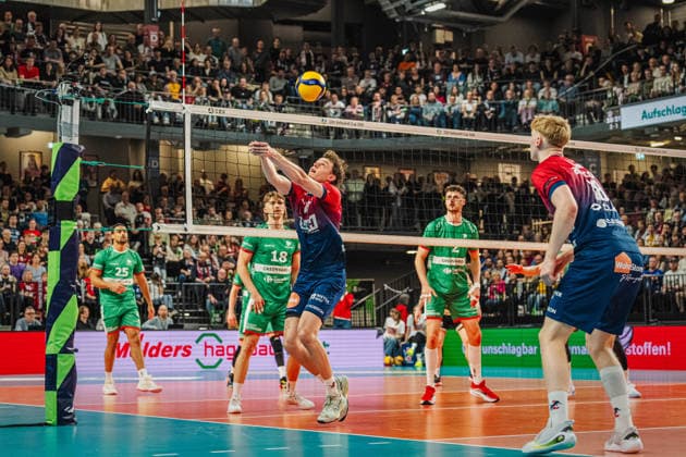 Volleyball Herren CEV Cup 2026 Halbfinale SVG Lüneburg vs. VC Greenyard MAASEIK 02.04.2026 Neo Laumann ( 13 SVG Lüneburg) rettet einen Ball