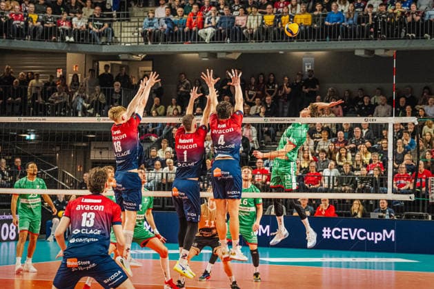 Volleyball Herren CEV Cup 2026 Halbfinale SVG Lüneburg vs. VC Greenyard MAASEIK 02.04.2026 Tijmen Bus ( 13 Greenyard Maaseik) gegen den Block von Axel Larsen ( 18 SVG Lüneburg), Shane Holdaway ( 1 SVG Lüneburg) und Christopher Byam ( 4 SVG Lüneburg)