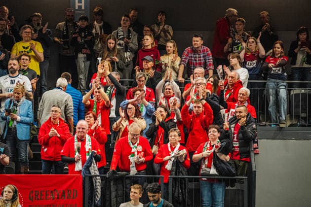 Volleyball Herren CEV Cup 2026 Halbfinale SVG Lüneburg vs. VC Greenyard MAASEIK 02.04.2026 Der Fanclub von Greenyard Maaseik klatscht dem eigenen Team zu