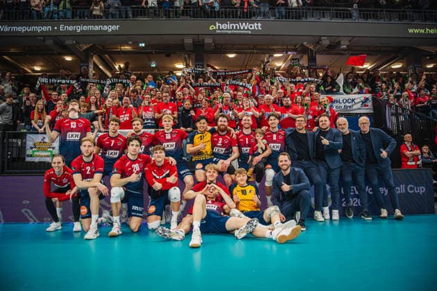 Volleyball Herren CEV Cup 2026 Halbfinale SVG Lüneburg vs. VC Greenyard MAASEIK 02.04.2026 Das Teamfoto nach dem CEV Cup Sieg