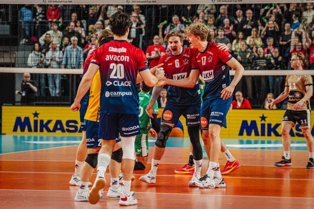 Volleyball Herren CEV Cup 2026 Halbfinale SVG Lüneburg vs. VC Greenyard MAASEIK 02.04.2026 Jackson Howe ( 6 SVG Lüneburg) und Axel Enlund ( 17 SVG Lüneburg) jubeln Arm in Arm mit den Mitspielern