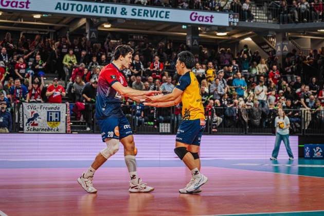 Volleyball Herren CEV Cup 2026 Halbfinale SVG Lüneburg vs. VC Greenyard MAASEIK 02.04.2026 Ethan Champlin ( 20 SVG Lüneburg) klatscht mit Sho Takahashi ( 21 SVG Lüneburg) ab