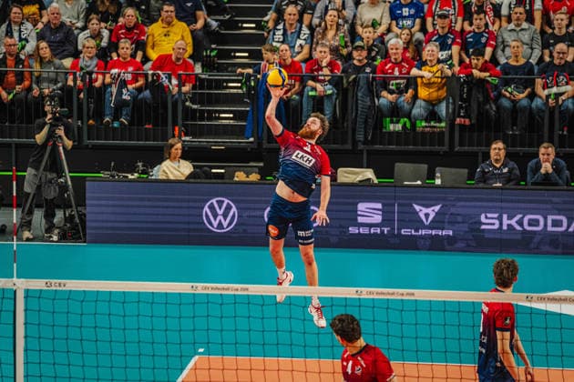 Volleyball Herren CEV Cup 2026 Halbfinale SVG Lüneburg vs. VC Greenyard MAASEIK 02.04.2026 Jesse Elser ( 3 SVG Lüneburg) beim Aufschlag