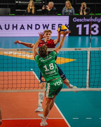 Volleyball Herren CEV Cup 2026 Halbfinale SVG Lüneburg vs. VC Greenyard MAASEIK 02.04.2026 Axel Larsen ( 18 SVG Lüneburg) gegen den Block von Oskar von Sydow ( 18 Greenyard Maaseik)