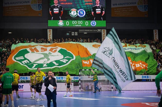 02.04.2026, xovx, Handball Daikin Handball Bundesliga, HSG Wetzlar - TVB Stuttgart Fans der HSG Wetzlar in der Buderus-Arena mit Fanclub Fahne Wetzlar Buderus-Arena Hessen Deutschland (DE)