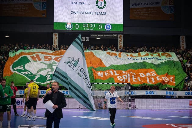 02.04.2026, xovx, Handball Daikin Handball Bundesliga, HSG Wetzlar - TVB Stuttgart Fans der HSG Wetzlar in der Buderus-Arena mit Fanclub Fahne Wetzlar Buderus-Arena Hessen Deutschland (DE)