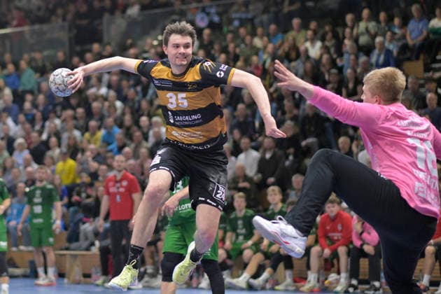 2.4.2026, Dresdens Ediz Aktas wirft gegen Ludwigshafens Philipp Wenning, Handball, 2. Bundesliga, HC Elbflorenz Dresden -Eulen Ludwigshafen 32:27, (c) Dresden