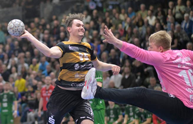 2.4.2026, Dresdens Ediz Aktas wirft gegen Ludwigshafens Philipp Wenning, Handball, 2. Bundesliga, HC Elbflorenz Dresden -Eulen Ludwigshafen 32:27, (c) Dresden