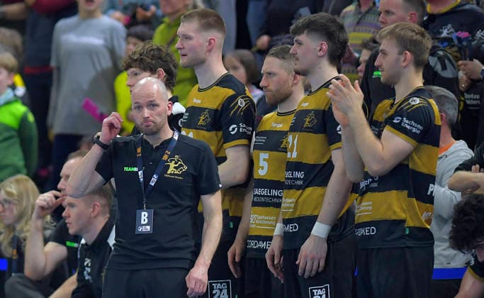 2.4.2026, Dresdens Trainer André Haber mit den Wechselspielern, Handball, 2. Bundesliga, HC Elbflorenz Dresden -Eulen Ludwigshafen 32:27, (c) Dresden