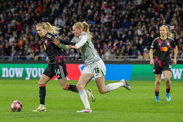 Lyon, Frankreich: 02. April 2026 - UEFA Women™s Champions League - Viertelfinale - Rückspiel - OL Lyonnes vs. VfL Wolfsburg Frauen Im Bild: v.li.im Zweikampf Ada Hegerberg (OL Lyonnes) und Camilla Küver Kuever (VfL) Copyright: HMBxMedia MadeleinexFantini