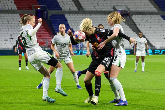Lyon, Frankreich: 02. April 2026 - UEFA Women™s Champions League - Viertelfinale - Rückspiel - OL Lyonnes vs. VfL Wolfsburg Frauen Im Bild: v.li. im Zweikampf Vivien Endemann (VfL), Ada Hegerberg (OL Lyonnes) und Janina Minge (VfL) Copyright: HMBxMedia MadeleinexFantini