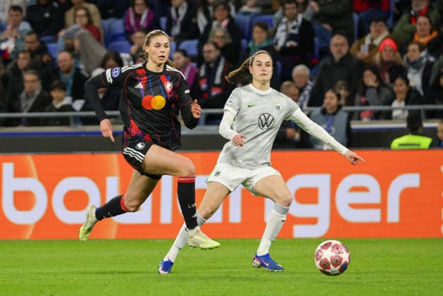 Lyon, Frankreich: 02. April 2026 - UEFA Women™s Champions League - Viertelfinale - Rückspiel - OL Lyonnes vs. VfL Wolfsburg Frauen Im Bild: v.li. Jule Brand (OL Lyonnes) und Caitlin Dijkstra (VfL) Copyright: HMBxMedia MadeleinexFantini