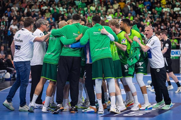 02.04.2026, xovx, Handball Daikin Handball Bundesliga, HSG Wetzlar - TVB Stuttgart Die Spieler der HSG Wetzlar schwören sich auf das Spiel gegen den TVB Stuttgart ein. Wetzlar Buderus-Arena Hessen Deutschland (DE)