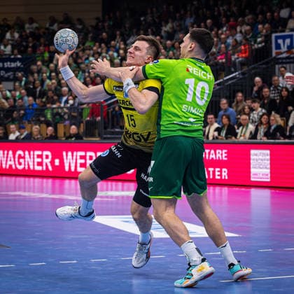 02.04.2026, xovx, Handball Daikin Handball Bundesliga, HSG Wetzlar - TVB Stuttgart v.l. Simone Mengon (TVB Stuttgart), Josip Simic (HSG Wetzlar) Wetzlar Buderus-Arena Hessen Deutschland (DE)