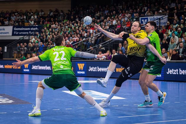 02.04.2026, xovx, Handball Daikin Handball Bundesliga, HSG Wetzlar - TVB Stuttgart v.l. Jona Schoch (HSG Wetzlar), Lenny Rubin (TVB Stuttgart), Josip Simic (HSG Wetzlar) Wetzlar Buderus-Arena Hessen Deutschland (DE)