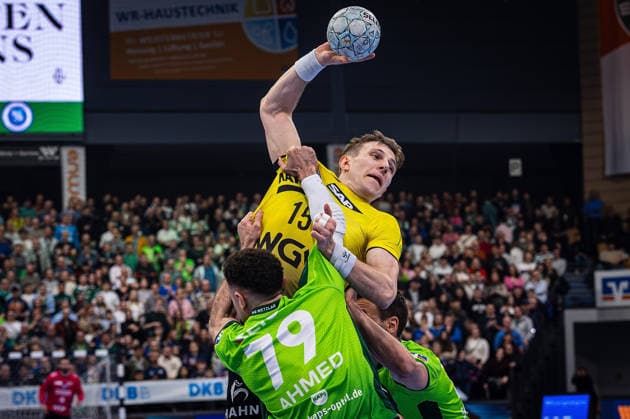 02.04.2026, xovx, Handball Daikin Handball Bundesliga, HSG Wetzlar - TVB Stuttgart v.l. Ahmet Nafea (HSG Wetzlar), Simone Mengon (TVB Stuttgart), Jona Schoch (HSG Wetzlar) Wetzlar Buderus-Arena Hessen Deutschland (DE)