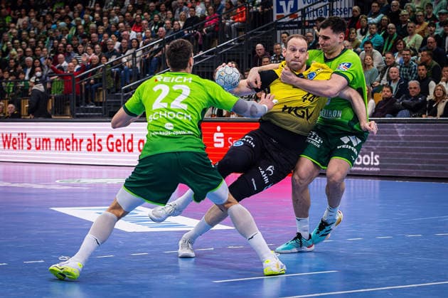 02.04.2026, xovx, Handball Daikin Handball Bundesliga, HSG Wetzlar - TVB Stuttgart v.l. Jona Schoch (HSG Wetzlar), Lenny Rubin (TVB Stuttgart), Josip Simic (HSG Wetzlar) Wetzlar Buderus-Arena Hessen Deutschland (DE)