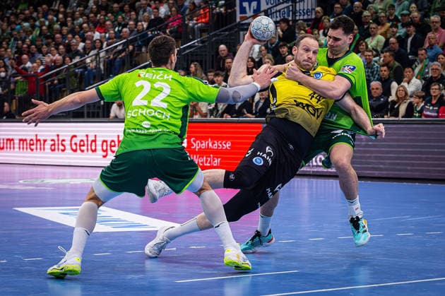 02.04.2026, xovx, Handball Daikin Handball Bundesliga, HSG Wetzlar - TVB Stuttgart v.l. Jona Schoch (HSG Wetzlar), Lenny Rubin (TVB Stuttgart), Josip Simic (HSG Wetzlar) Wetzlar Buderus-Arena Hessen Deutschland (DE)