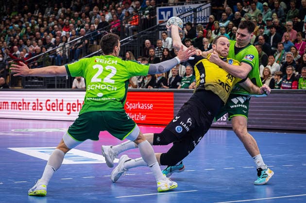 02.04.2026, xovx, Handball Daikin Handball Bundesliga, HSG Wetzlar - TVB Stuttgart v.l. Jona Schoch (HSG Wetzlar), Lenny Rubin (TVB Stuttgart), Josip Simic (HSG Wetzlar) Wetzlar Buderus-Arena Hessen Deutschland (DE)