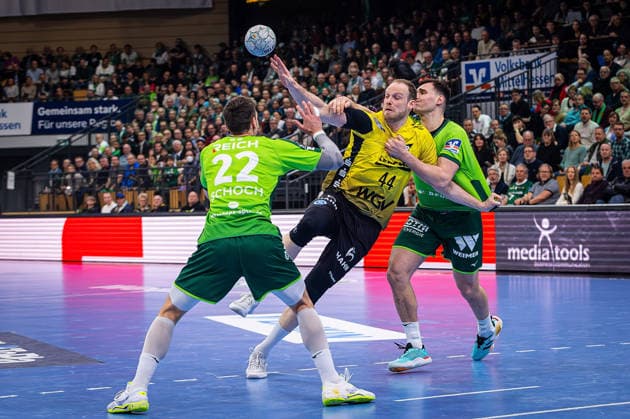 02.04.2026, xovx, Handball Daikin Handball Bundesliga, HSG Wetzlar - TVB Stuttgart v.l. Jona Schoch (HSG Wetzlar), Lenny Rubin (TVB Stuttgart), Josip Simic (HSG Wetzlar) Wetzlar Buderus-Arena Hessen Deutschland (DE)