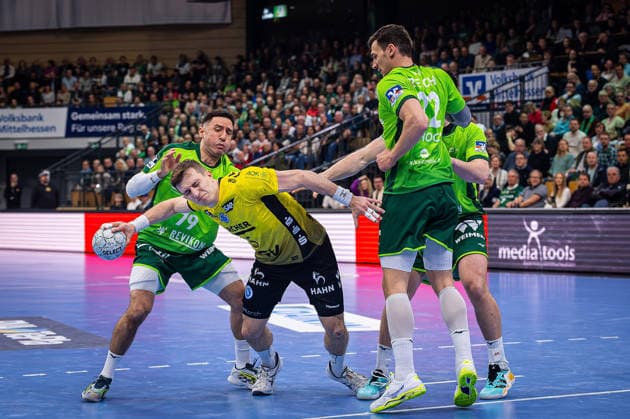 02.04.2026, xovx, Handball Daikin Handball Bundesliga, HSG Wetzlar - TVB Stuttgart v.l. Ahmet Nafea (HSG Wetzlar), Simone Mengon (TVB Stuttgart), Jona Schoch (HSG Wetzlar), Josip Simic (HSG Wetzlar) Wetzlar Buderus-Arena Hessen Deutschland (DE)