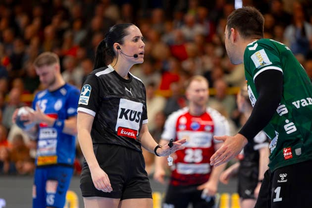 Rosana Sug (Schiedsrichterin) spricht mit Kristian van der Merwe (Nr. 1, HSG Nordhorn-Lingen). VfL Luebeck-Schwartau vs. HSG Nordhorn-Lingen, Handball, 2. Bundesliga, 02.04.26 Luebeck Schleswig-Holstein Germany Copyright: xAgentur54GradÂ°x xFelixxKoenigx