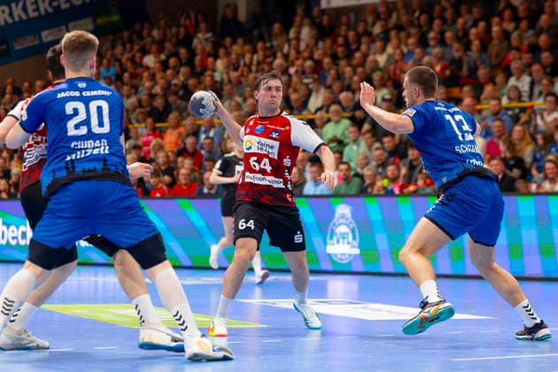 Elmar Erlingsson (Nr. 64, HSG Nordhorn-Lingen) gegen Ole Schramm (Nr. 13, VfL Luebeck-Schwartau). VfL Luebeck-Schwartau vs. HSG Nordhorn-Lingen, Handball, 2. Bundesliga, 02.04.26 Luebeck Schleswig-Holstein Germany Copyright: xAgentur54GradÂ°x xFelixxKoenigx