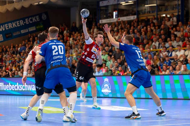 Elmar Erlingsson (Nr. 64, HSG Nordhorn-Lingen) gegen Ole Schramm (Nr. 13, VfL Luebeck-Schwartau). VfL Luebeck-Schwartau vs. HSG Nordhorn-Lingen, Handball, 2. Bundesliga, 02.04.26 Luebeck Schleswig-Holstein Germany Copyright: xAgentur54GradÂ°x xFelixxKoenigx