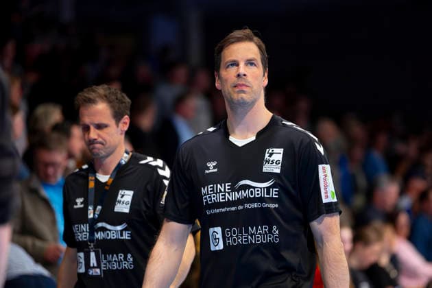 Frank Schumann (Offizieller A, HSG Nordhorn-Lingen) und Mark Bult (Trainer, HSG Nordhorn-Lingen) ist niedergeschlagen deprimiert enttaeuscht. VfL Luebeck-Schwartau vs. HSG Nordhorn-Lingen, Handball, 2. Bundesliga, 02.04.26 Luebeck Schleswig-Holstein Germany Copyright: xAgentur54GradÂ°x xFelixxKoenigx
