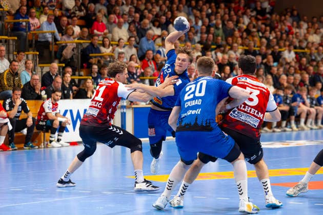 Einar Nickelsen (Nr. 42, VfL Luebeck-Schwartau) und Leon Ciudad Benitez (Nr. 20, VfL Luebeck-Schwartau) gegen Luka Sokolic (Nr. 51, HSG Nordhorn-Lingen) und Christian Wilhelm (Nr. 3, HSG Nordhorn-Lingen). VfL Luebeck-Schwartau vs. HSG Nordhorn-Lingen, Handball, 2. Bundesliga, 02.04.26 Luebeck Schleswig-Holstein Germany Copyright: xAgentur54GradÂ°x xFelixxKoenigx
