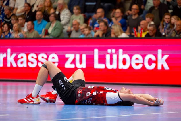 Oscar Gentzel (Nr. 5, HSG Nordhorn-Lingen) ist niedergeschlagen deprimiert enttaeuscht. VfL Luebeck-Schwartau vs. HSG Nordhorn-Lingen, Handball, 2. Bundesliga, 02.04.26 Luebeck Schleswig-Holstein Germany Copyright: xAgentur54GradÂ°x xFelixxKoenigx