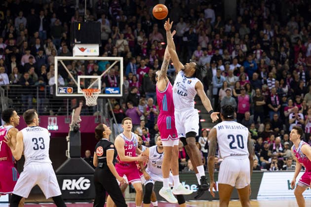 Osun OSUNNIYI (HDB 12, re.) und Michael KESSENS (BON 6, li.) beim Anwurf, im Sprung zum Ball, Aktion. Endstand 94:82, Basketball 1.Bundesliga Telekom Baskets Bonn-MLP ACADEMICS Heidelberg BON vs HDB Hauptrunde 27. Spieltag, im T E L E K O M D O M E, am 02.04.2026, Â