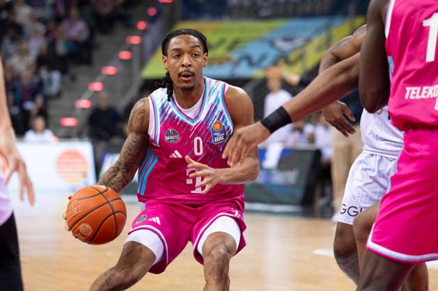 Jalen FINCH (BON 0, mi.) am Ball, beengt beim Dribbling, Aktion. Endstand 94:82, Basketball 1.Bundesliga Telekom Baskets Bonn-MLP ACADEMICS Heidelberg BON vs HDB Hauptrunde 27. Spieltag, im T E L E K O M D O M E, am 02.04.2026, Â