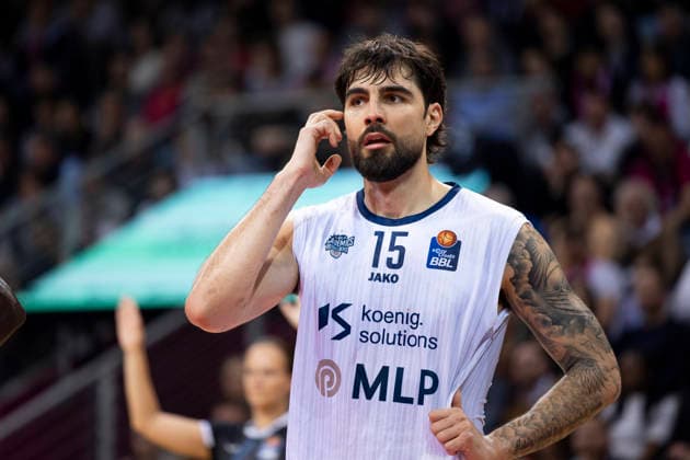 Marcel KESSEN (KEßEN) (HDB 15, mi.), nachdenklich, aufmerksam, Einzelbild. Endstand 94:82, Basketball 1.Bundesliga Telekom Baskets Bonn-MLP ACADEMICS Heidelberg BON vs HDB Hauptrunde 27. Spieltag, im T E L E K O M D O M E, am 02.04.2026, Â